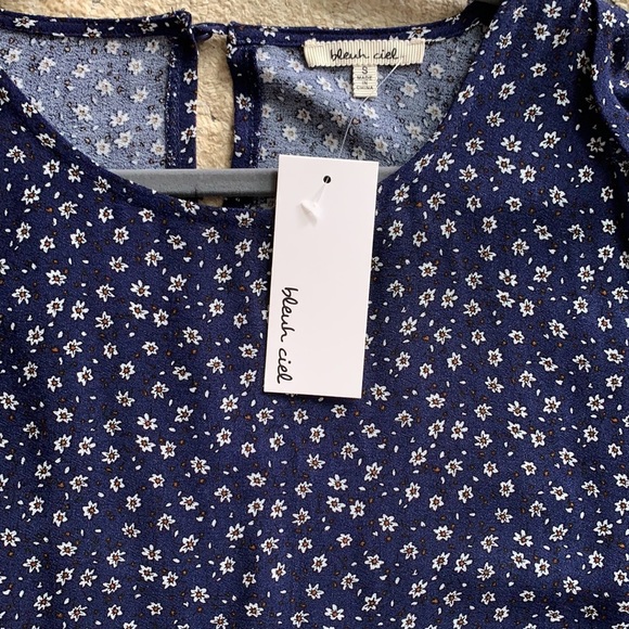 Top with open shoulder and flowy look. Very boho! - Picture 8 of 8